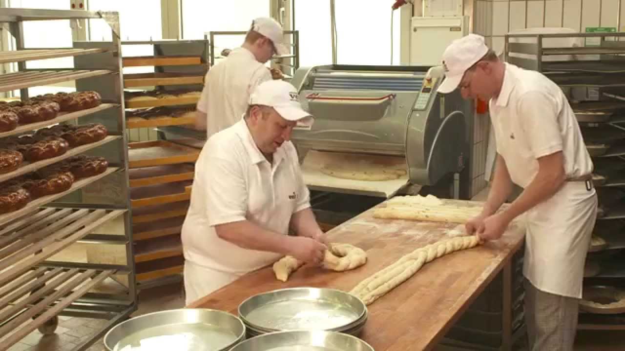 Backtradition beim B&auml;ckerhaus Veit