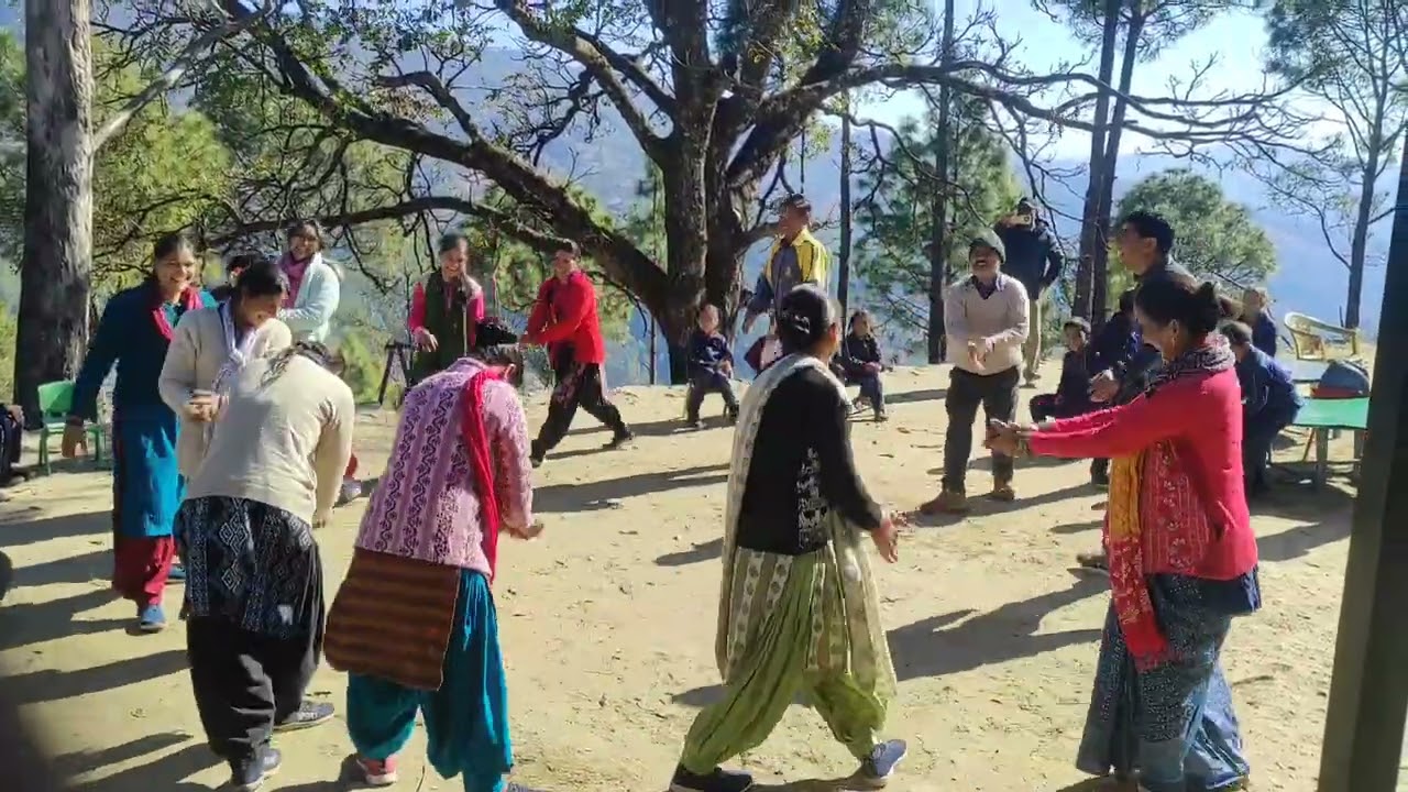 चाँफूली नृत्य में विद्यालय प्रबंधन समिति ,अध्यापकों,,और बच्चों की शानदार प्रस्तुति