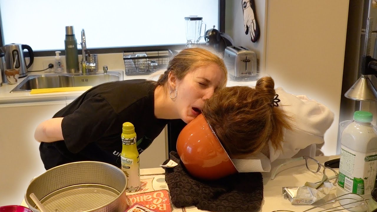 COCINANDO SIN MANOS CON MI MAMA