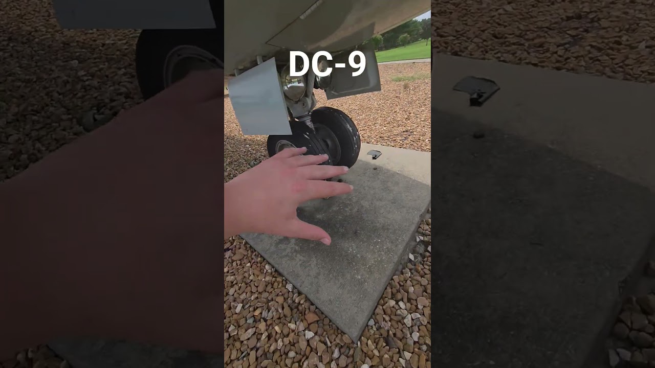 DC-9 Gear Slap #mcdonnell #mcdonnelldouglas #dc9 #usaf #scottafb