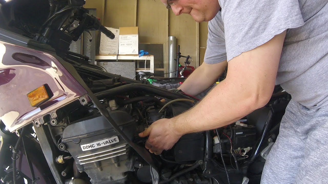 Kawasaki Concours 1000 - Remove Carbs
