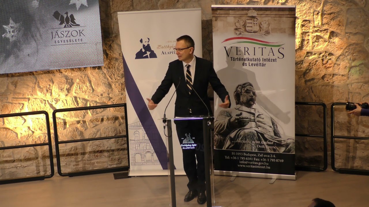 K&eacute;t &eacute;vsz&aacute;zad a tr&oacute;n &eacute;s a haza szolg&aacute;lat&aacute;ban &ndash; az Apponyi gr&oacute;fok eml&eacute;kezete