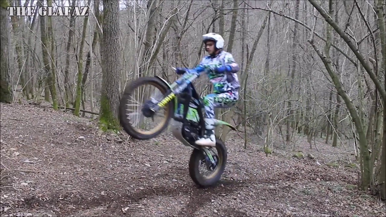 Ragazza e moto elettrica da Trial - Trial Future - Electric Motion