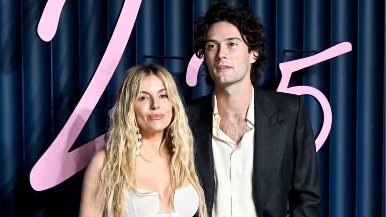 Sienna Millers Freund ist 15 Jahre jünger als sie Sienna Miller erhebt Diskriminierungsvorwürfe