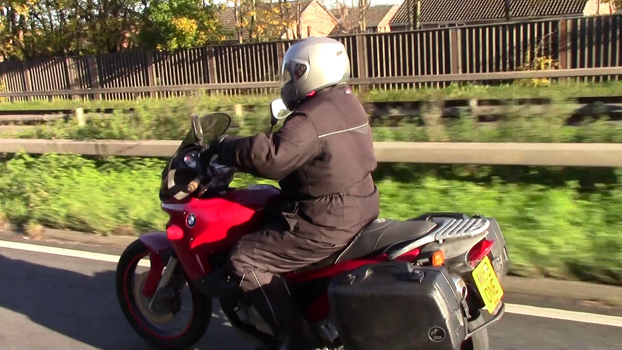 00012 vid 9 Mods and Rocker ride to the embankment