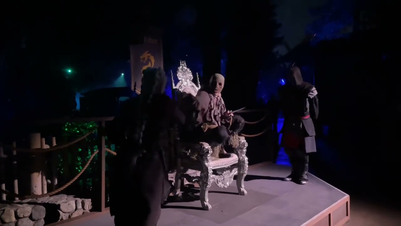 Knife fight on the Throne! | Knott’s Scary Farm | The Gauntlet Scare Zone 2025