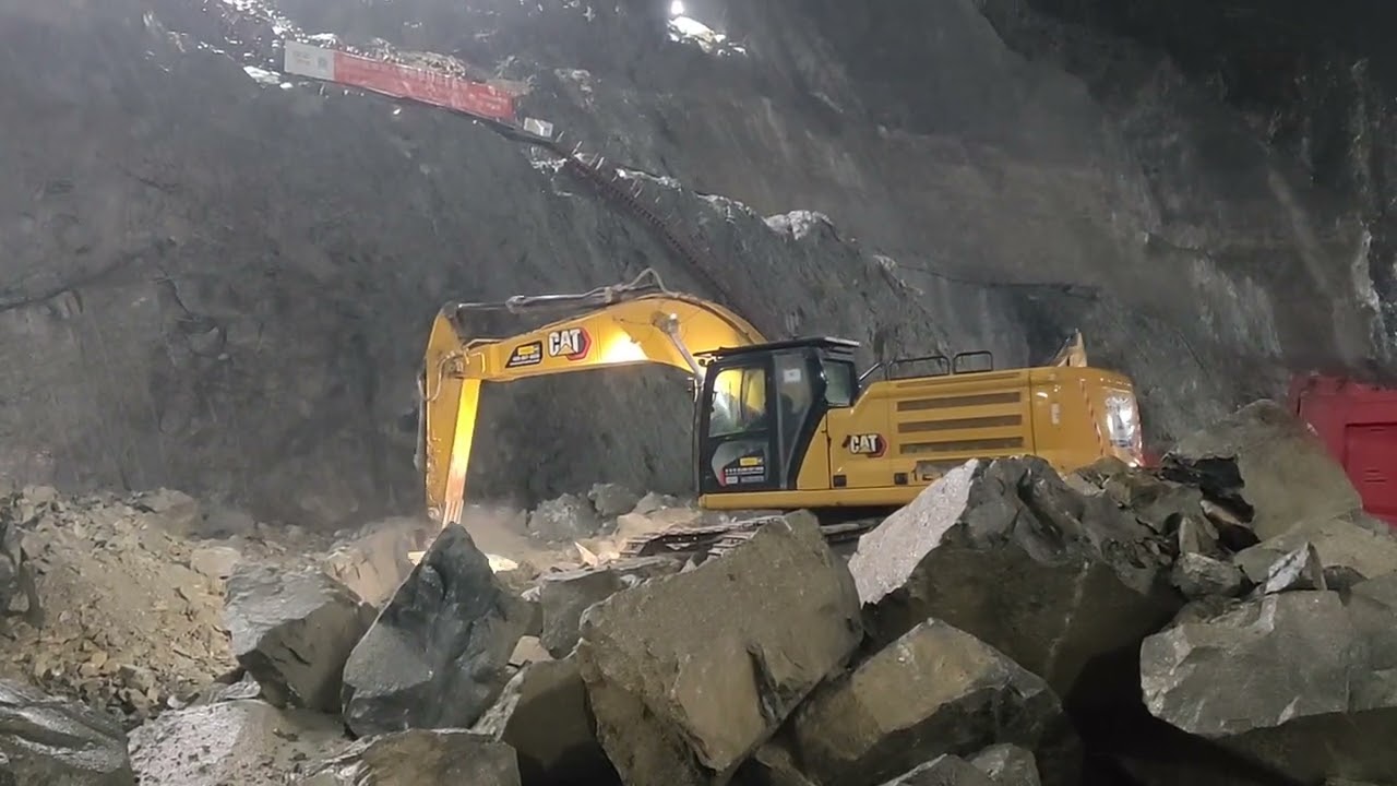 #heavy #construction #automobile Exveater #CHATERPILLER³³⁶ Move #Earth mining Active #Truck loading 