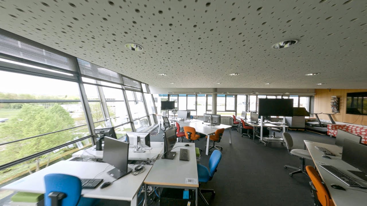 Drohnenflug durch Studios und Labore der HdM