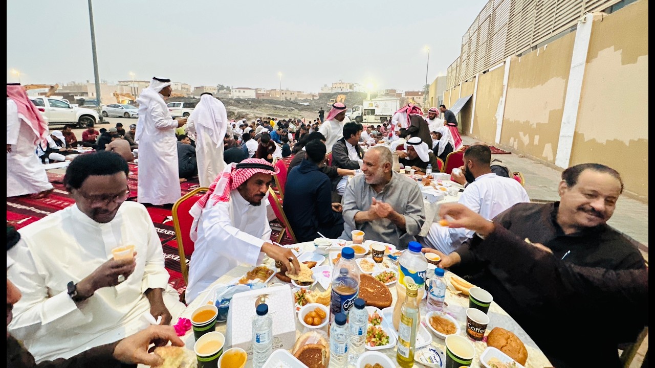 الإفطار الجماعي وتجهيز سفر إفطار الصائمين باحياء مدينة رسول الله اجواء وعادات اهل المدينة في رمضان 🌙