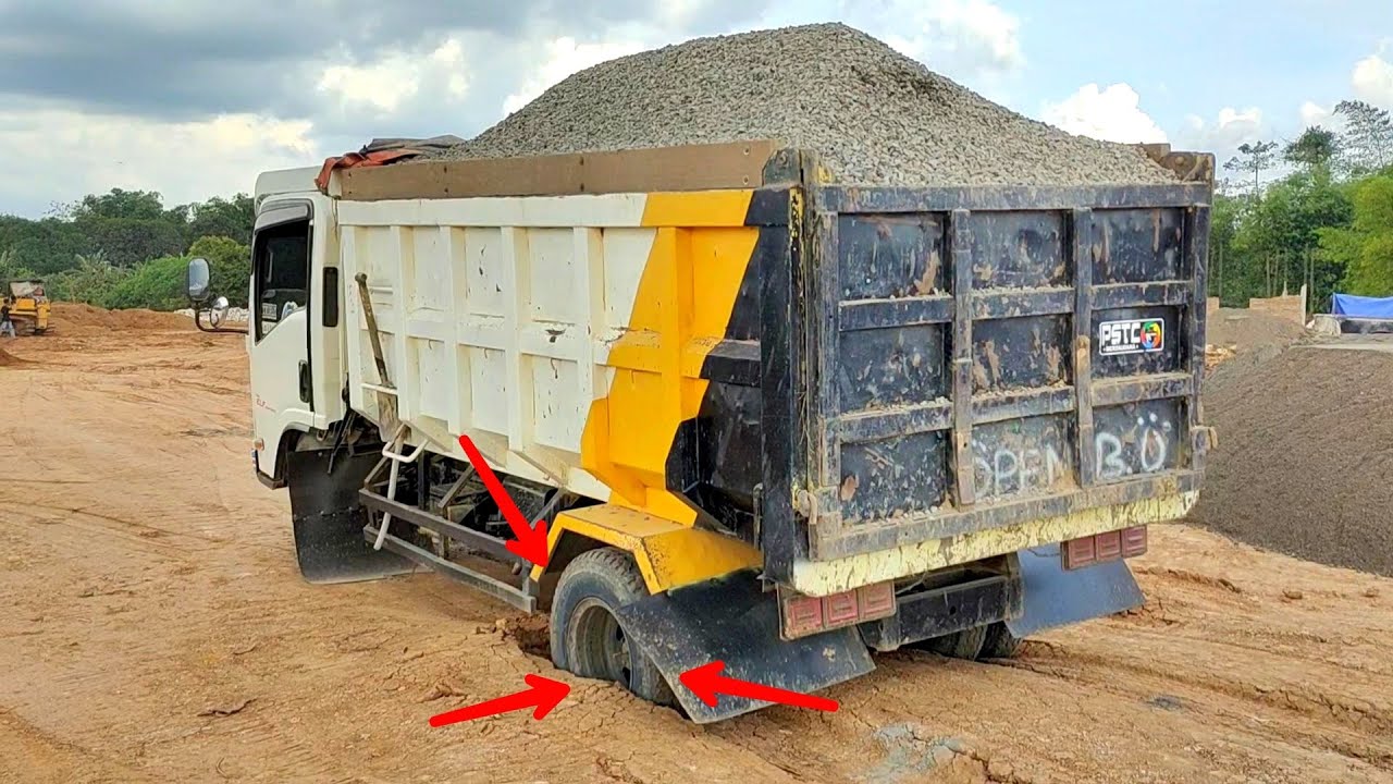Akibat Muatan Berat Mobil Truk Isuzu Muatan Batu Split Amblas!!Tak Berdaya