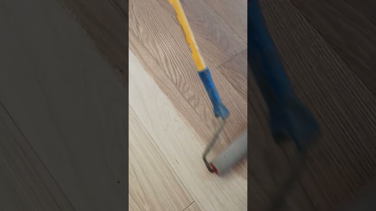 Bejcowanie podłogi reakcyjną bejcą.