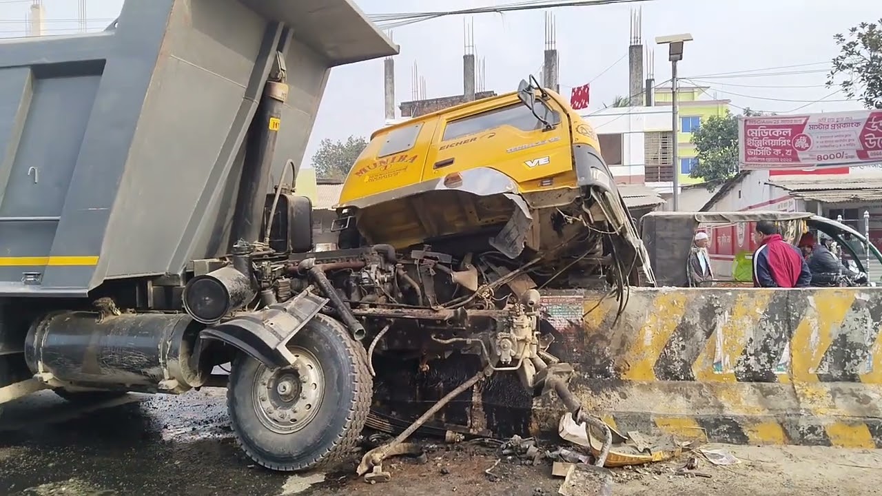 এই দু *র্ঘটনার কারণ হচ্ছে ডিভাইডেড গুলোতে বাতি না থাকার কারণ অনেকে বলছেন