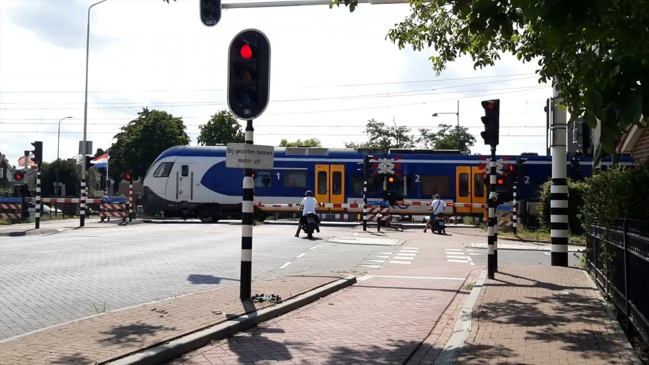 Spoorwegovergang Helmond 't Hout // Dutch Railroad Crossing