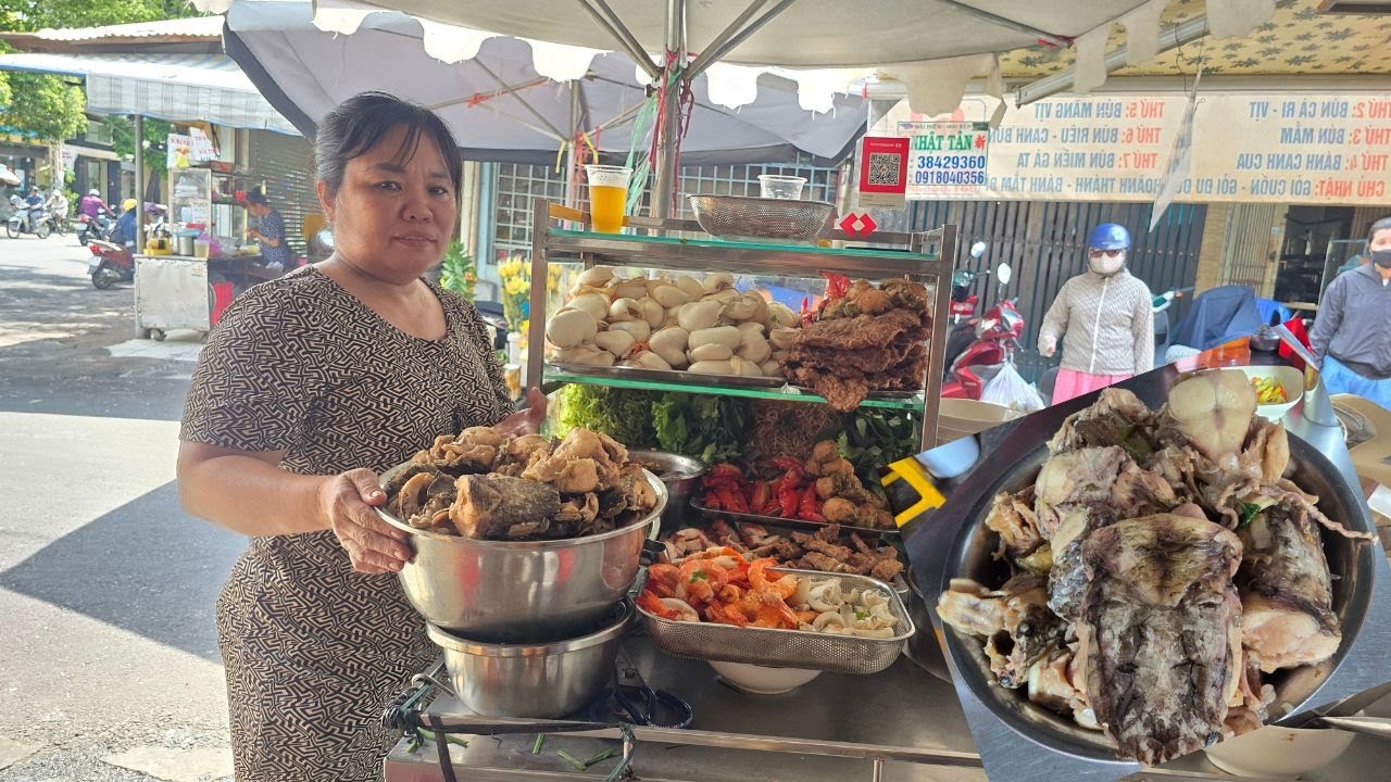Bà trùm Út Mẫn Sài Gòn hầm xương nấu nồi bún mắm đầu cá lóc bán hết nồi này tới nồi khác