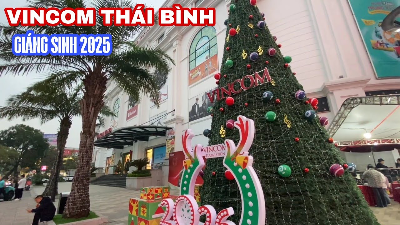 Không Khí Noel Giáng Sinh Tại Siêu Thị VinCom Plaza TP Thái Buổi Chiều Tối Mùa Đông 2025