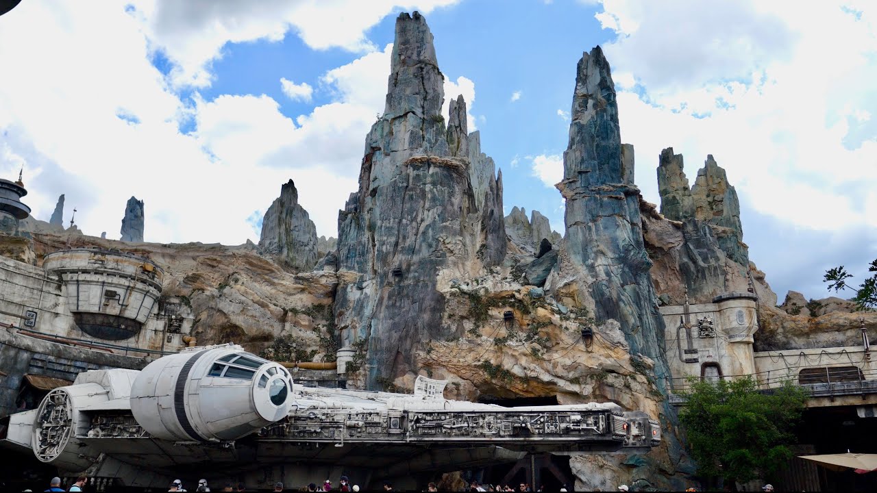 Star Wars Galaxy's Edge 2024 Summer Day Walkthrough in 4K | Walt Disney World Florida August 2024