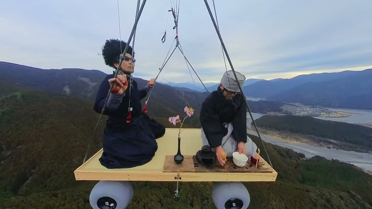パラグライダーで茶会！？大井川上空で前人未踏アートパフォーマンス！ / 上野雄次『天空茶会』 / 宮田歩×パラグライダー茶会 / UNMANNED無人駅の芸術祭／大井川2024
