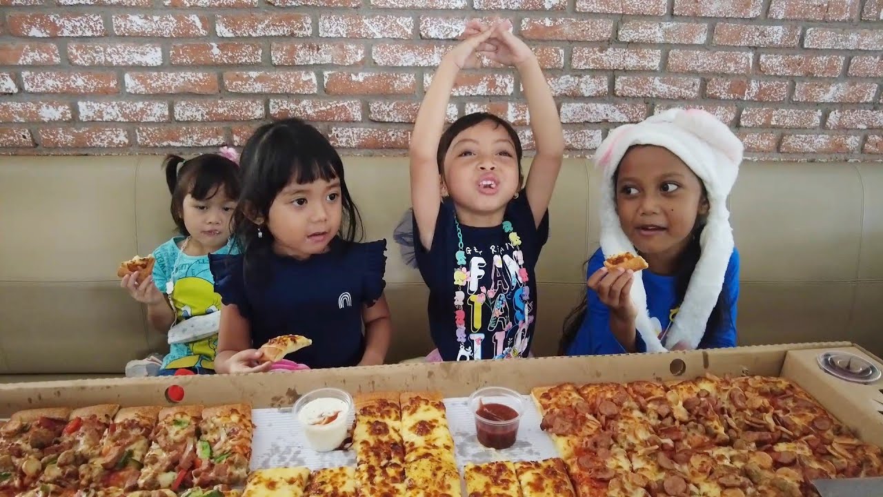 LEIKA MAKAN PIZZA SUPER BESAR!!, PANJANG 1 METER GUYS...