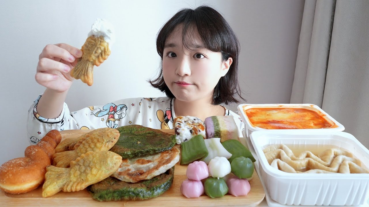 생크림 듬뿍 겨울 간식 먹방💛붕어빵, 호떡, 꿀떡, 무지개떡, 꽈배기, 떡볶이, 꿀떡 시리얼, 어묵 REALSOUND MUKBANG | Tteok, rice cake :D