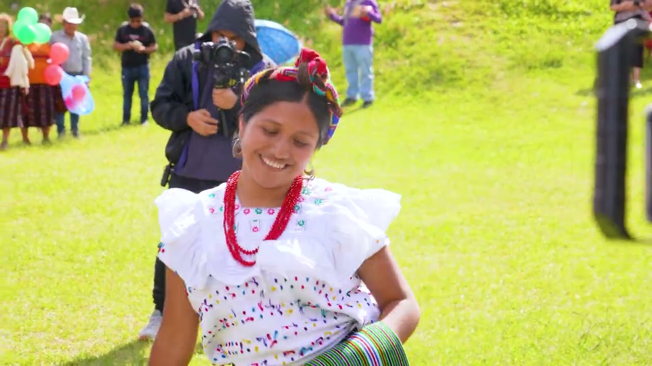 Concepción Morales irradia elegancia, llevando en su mirada la tradición jacalteca