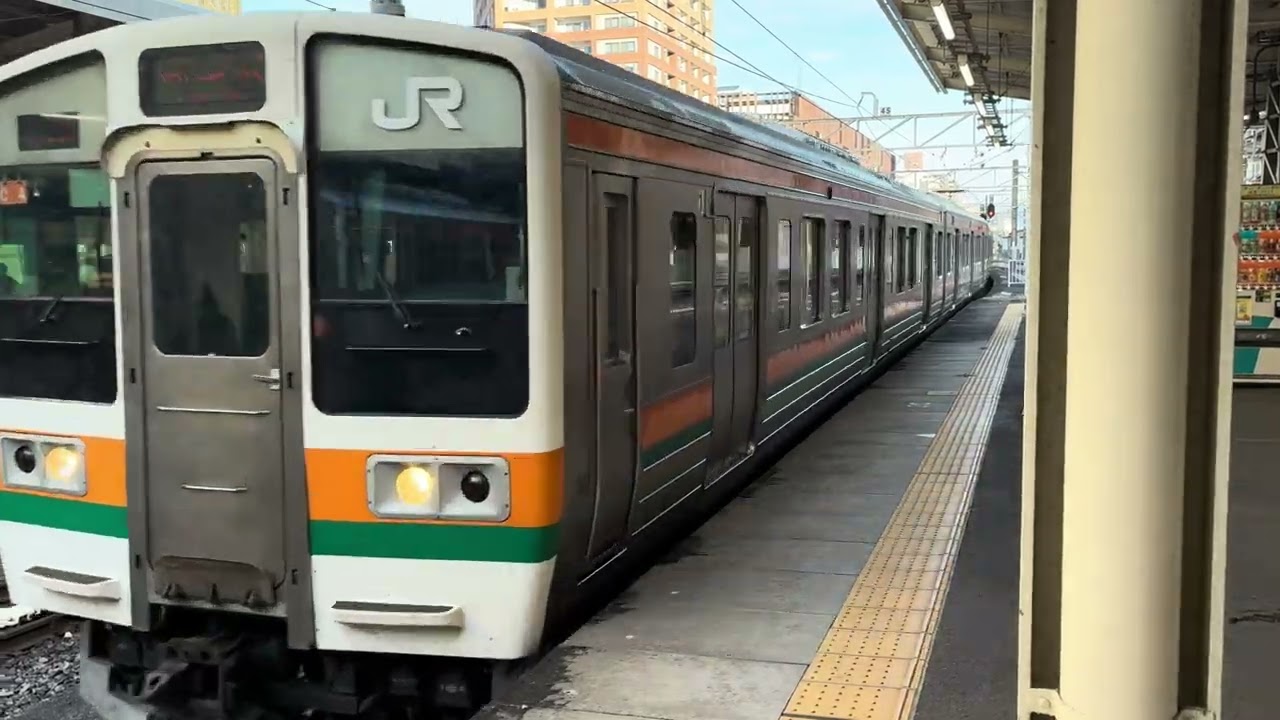 両毛線211系C9編成が高崎駅に入線するシーン