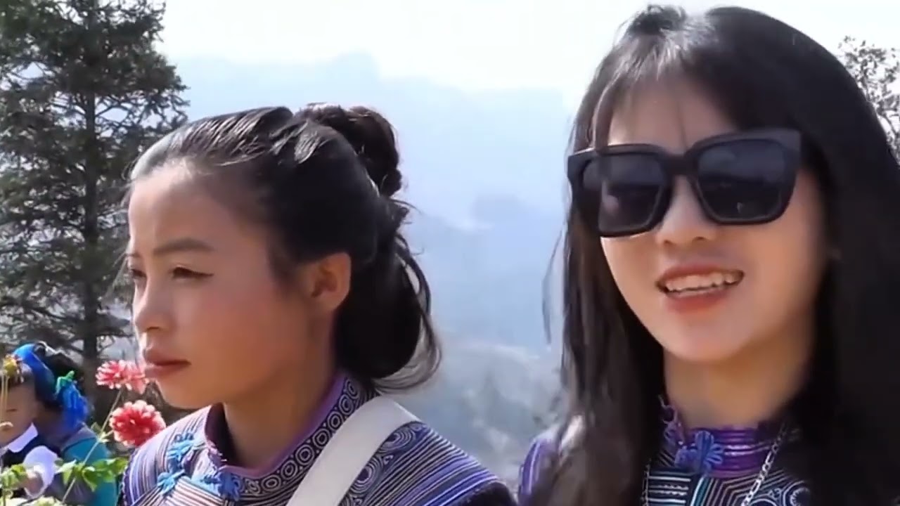 Hoa hết cả mắt với trang phục siêu đẹp của người H'mong, lễ hội Gầu Tào Pha Long gặp nhau đi.