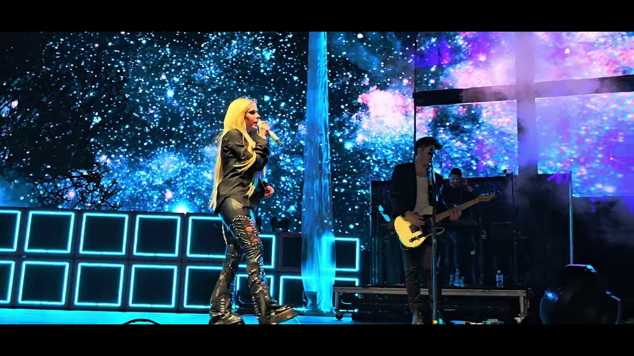Avril Lavigne - Greatest Hits Tour 2024 live in Vancouver  - 15 - I'm With You (show finale)
