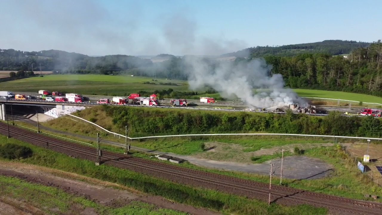 Zwei Lastwagen brennen auf Autobahn 38 bei Friedland aus