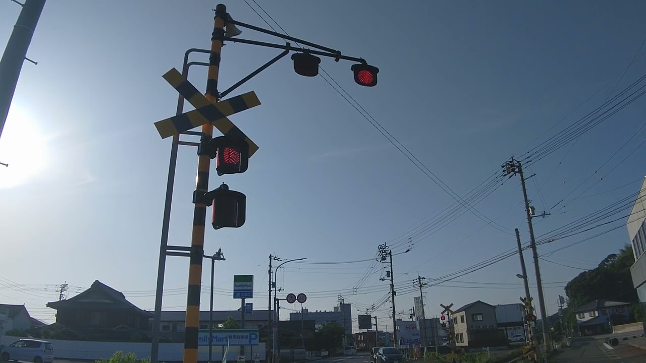踏切を通過する、1200型気動車の回送列車。