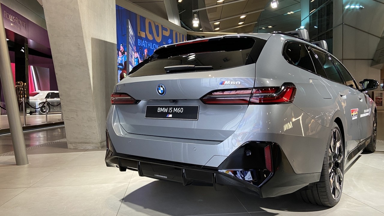 2026 BMW i5 M60 Touring in Skyscraper Grau metallic