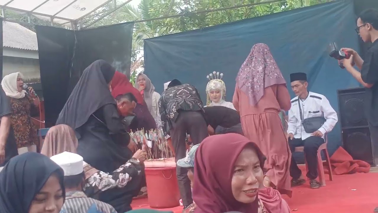 Pernikahan di kampung hlaman