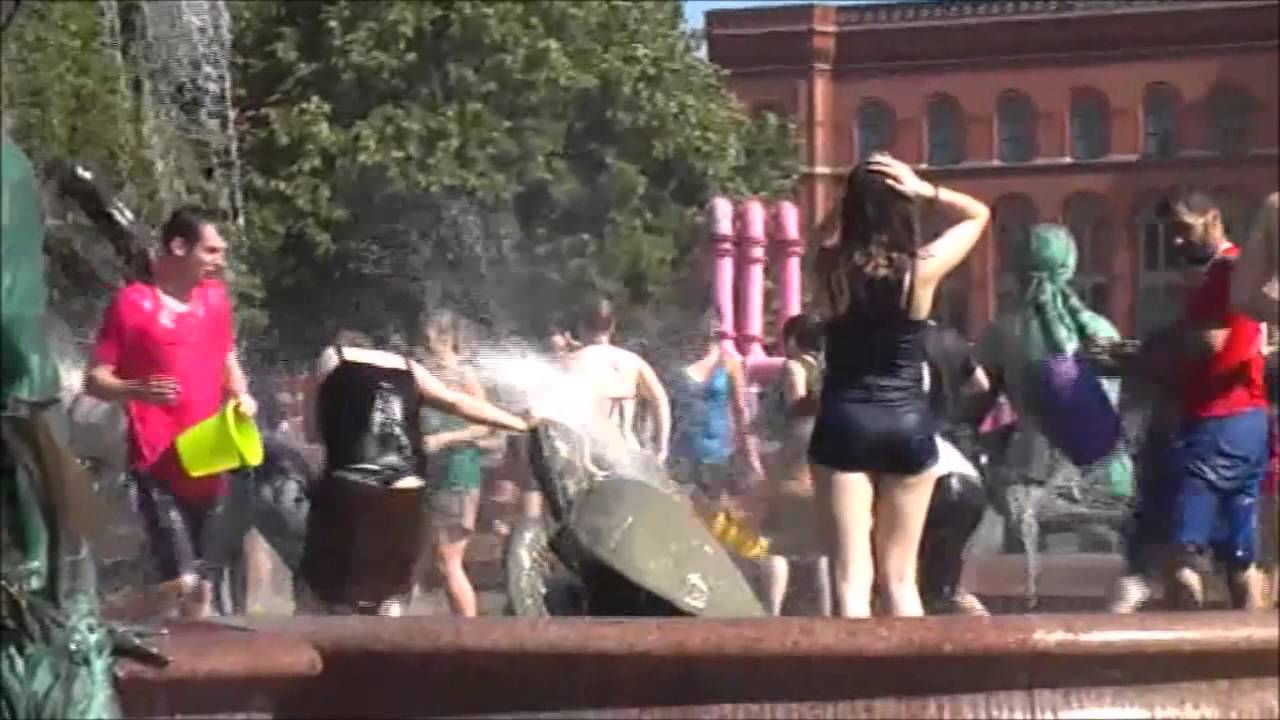 Wasserschlacht am Neptunbrunnen Berlin