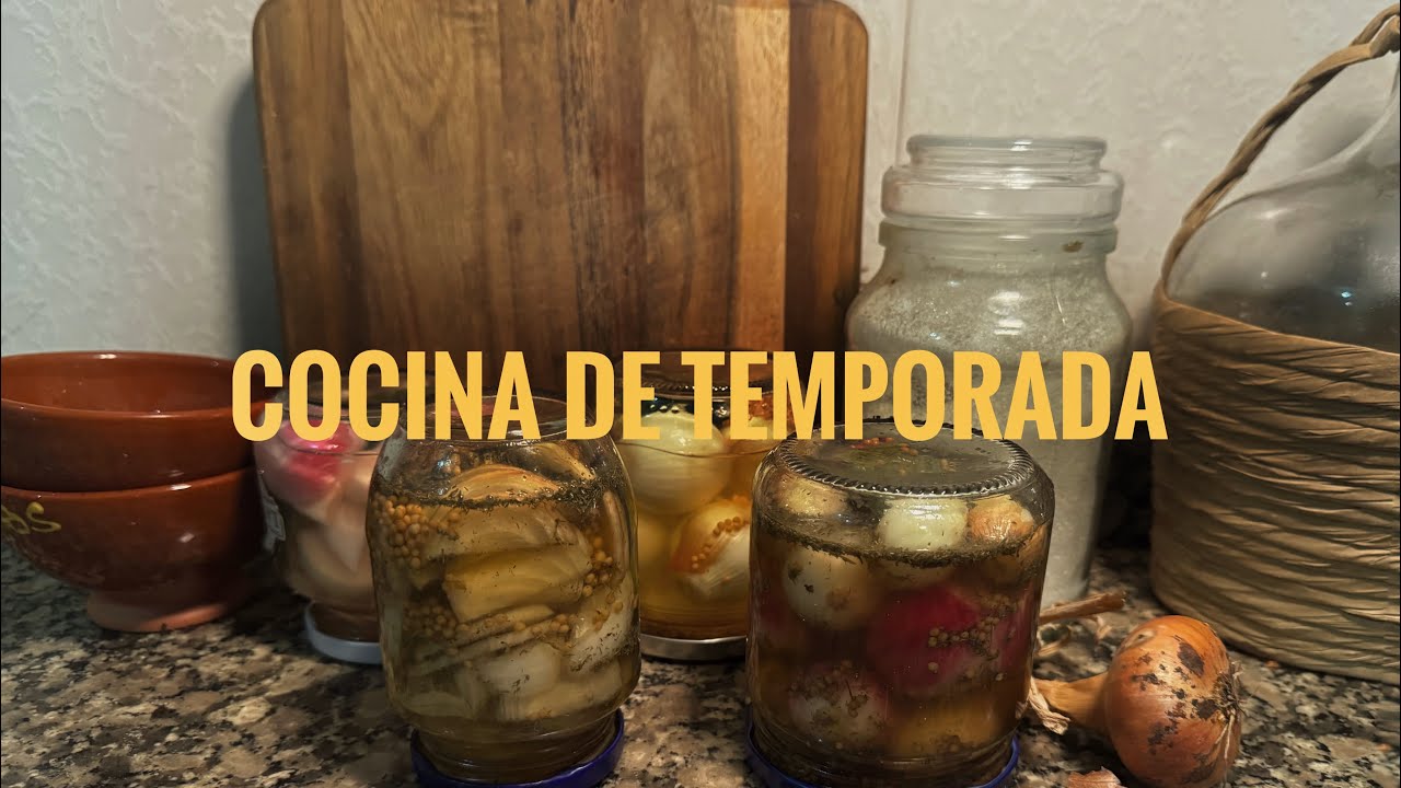 Tarta de frutas, jabalí estofado y cebollitas encurtidas