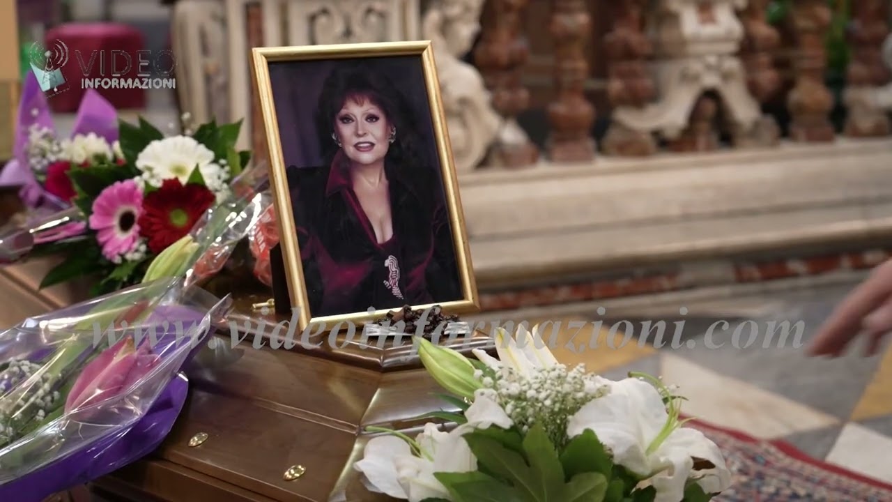 Napoli saluta la sua ultima diva, in chiesa artisti i funerali di Angela Luce