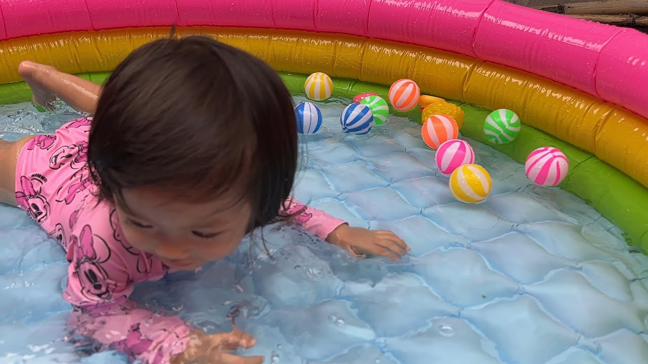 Bermain di kolam air || Playing in the water