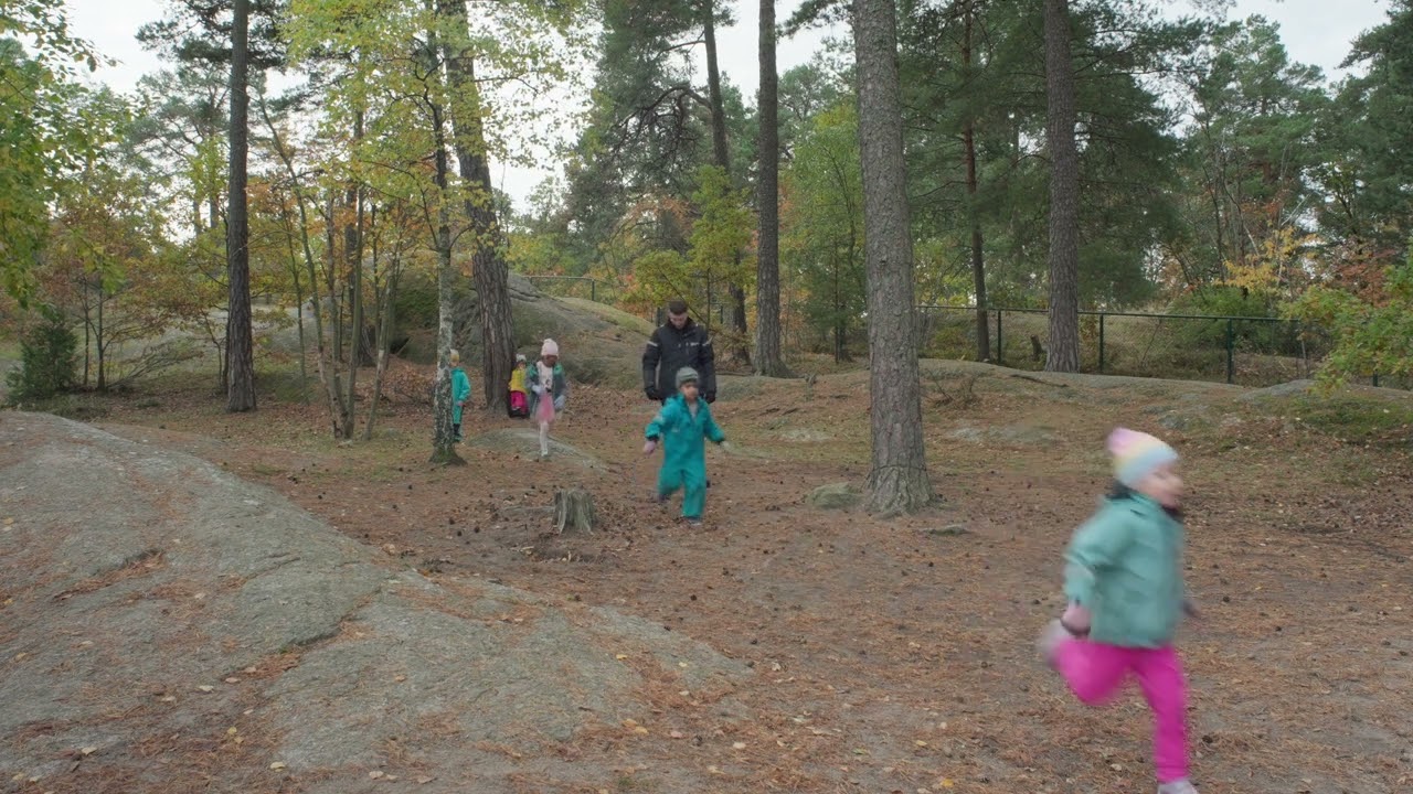 Utelek i skogen
