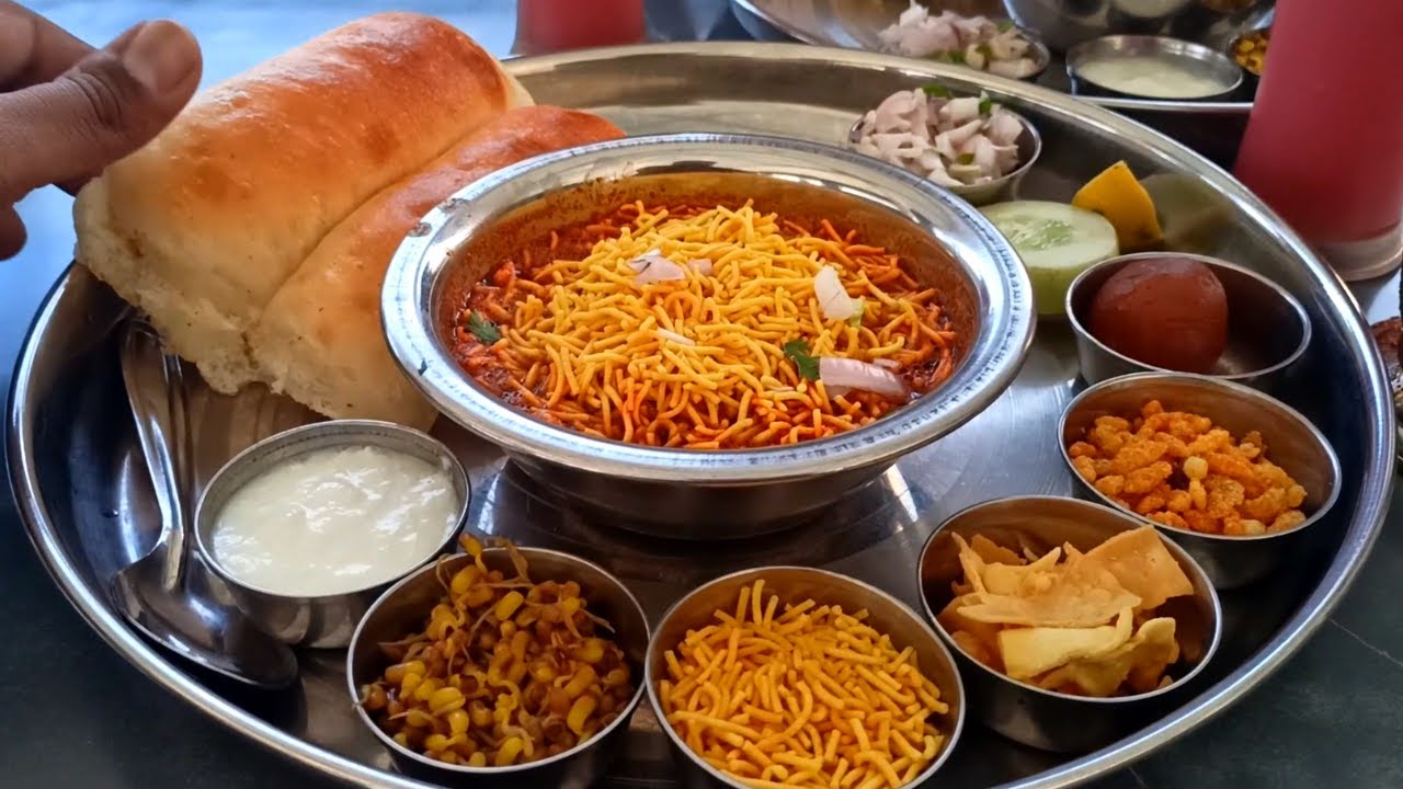 Best misal in Pune | Food vlog | Jogeshwari misal | Spicy food challenge Ft @vloggingchaitanya