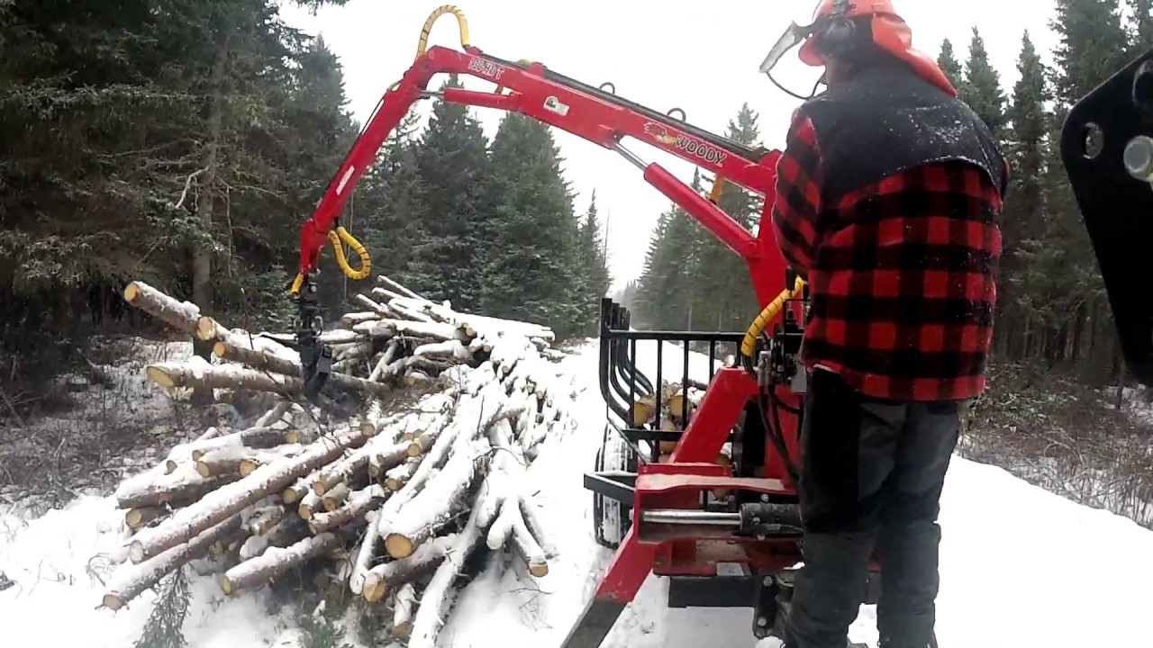 Case IH Farmall 60A et chargeuse a bois Woody 130HD-T