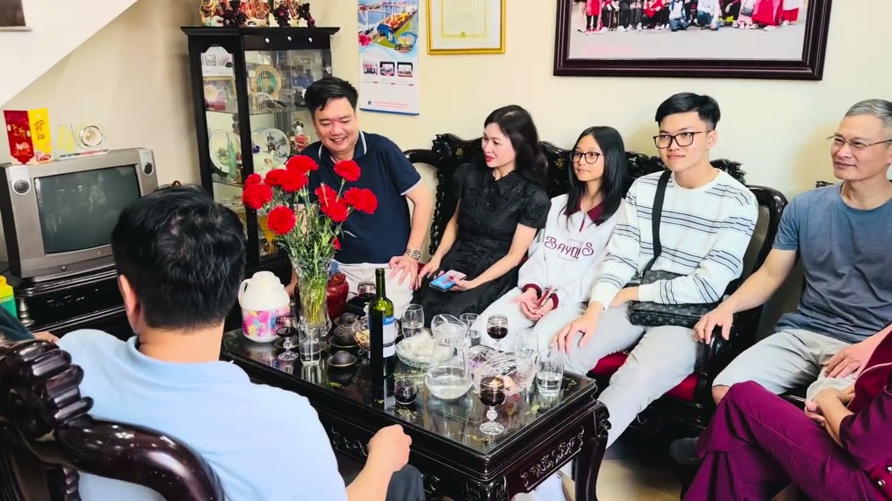 Cuộc gặp những người hàng xóm sau nhiều năm 
