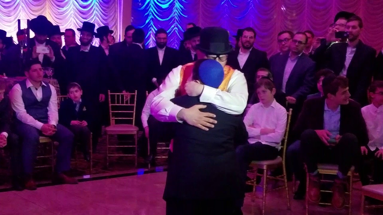 Michoel schnitzler calling up lipa schmeltzer to bar mitzvah tantz at his son naftuli's Bar Mitzvah