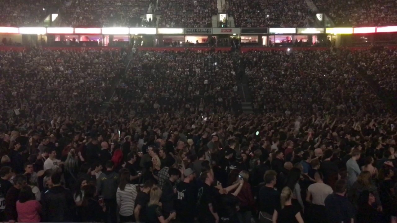 Green Day Crowd - Queen - Manchester 06/02/17