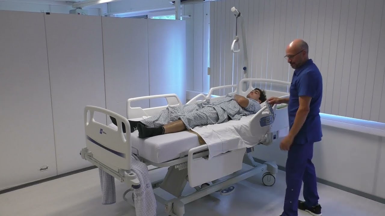 Hogerop in bed adhv  een steek -en glijlaken, hemibeeld links MKC