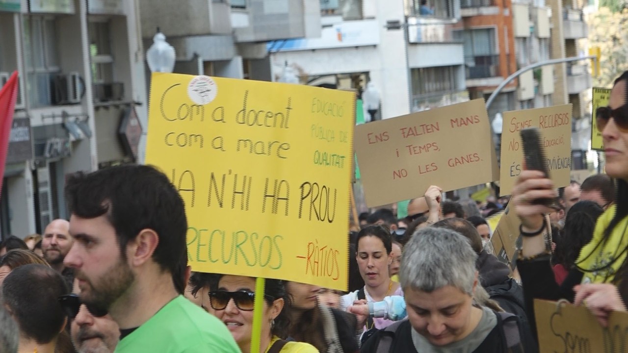 La mobilització dels docents omple el centre de Tarragona