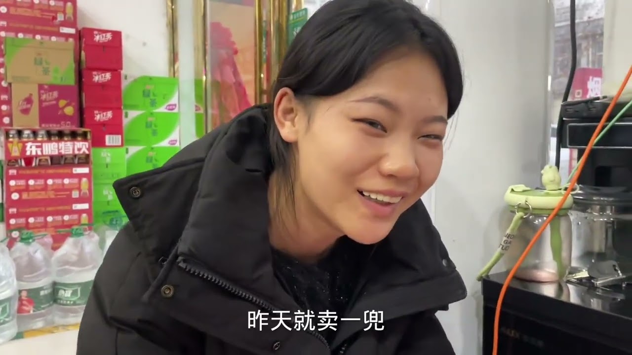 老丈人表演徒手掰苹果，女婿看到吓坏了，赶紧好酒好菜招待着 #老丈人和女婿 #日常vlog #我的乡村生活
