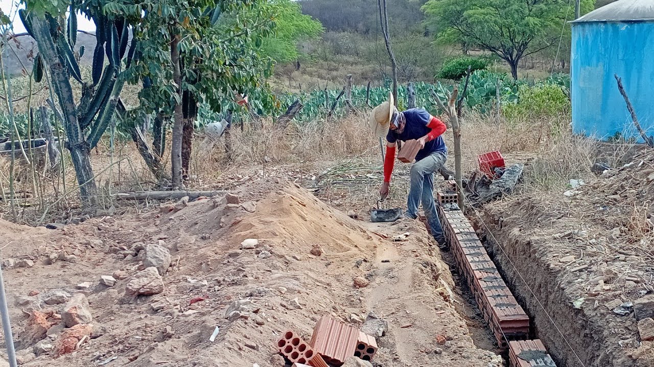 Charles e eu  construindo, deixamos quase pronta a sapata.