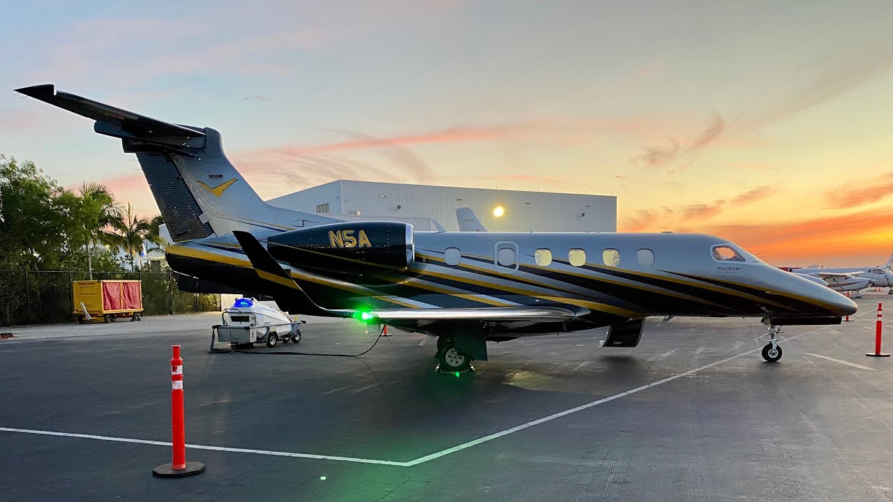 Взлет реактивного самолета Embraer Phenom 300 в аэропорту Неаполя и посадка в аэропорту Опа-Лока ...
