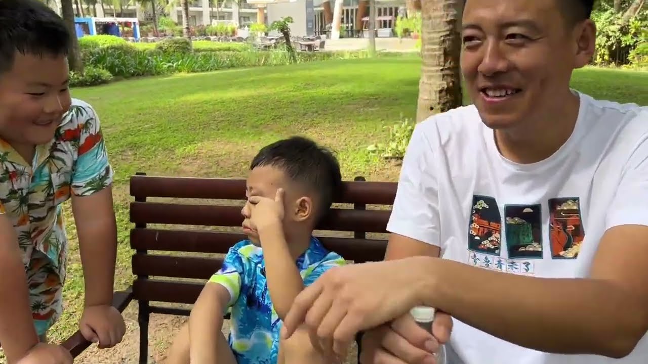 两个孩子媳妇区别对待？大儿子玩的嗨，小儿子生闷气说不爱他！#三亚