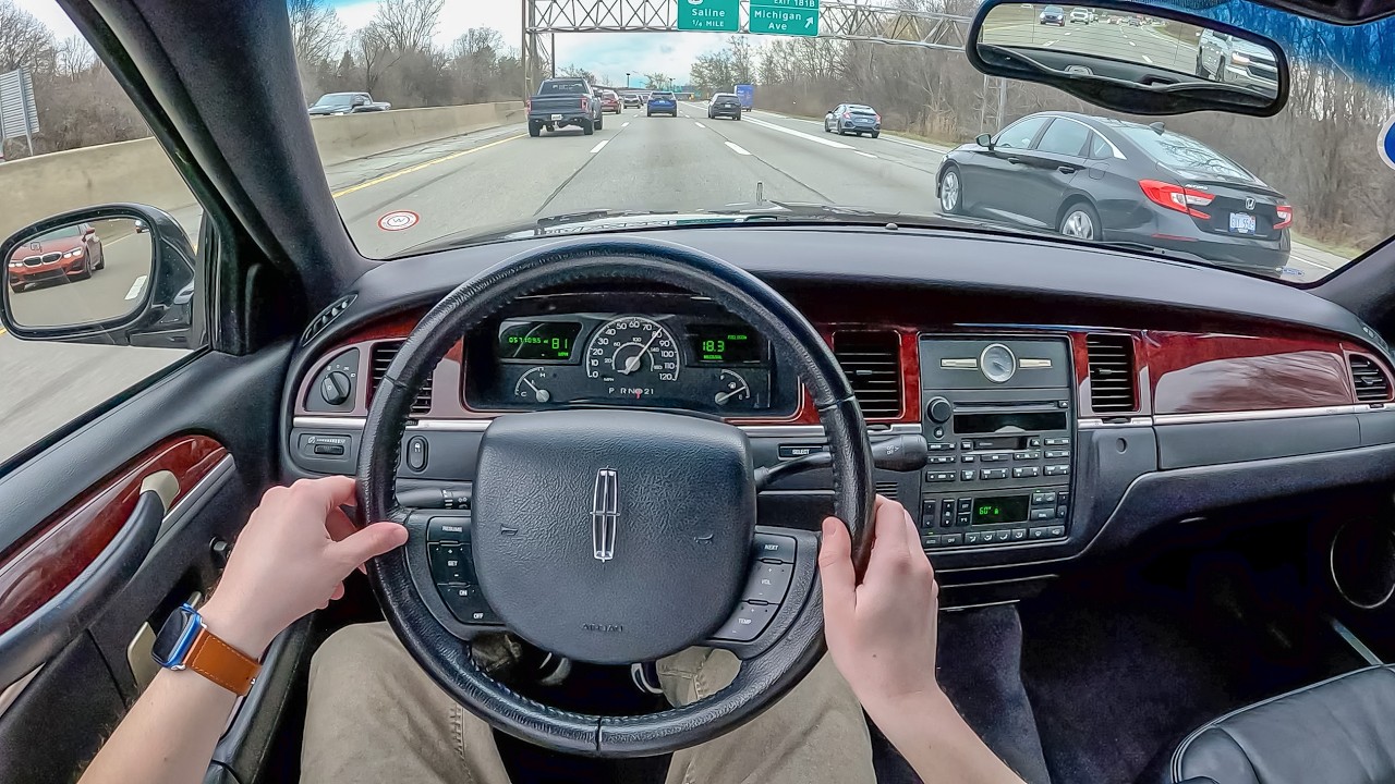2005 Lincoln Town Car - Commuting With The Big American V8 Boat