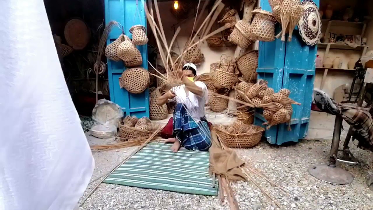صناعة السلال والاقفاص وأنواع من الأشكال التراثية من عسق النخيل
