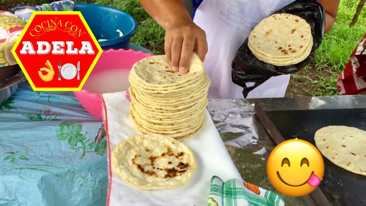 Comprando tortillas de maiz hechas a mano en El Salvador
